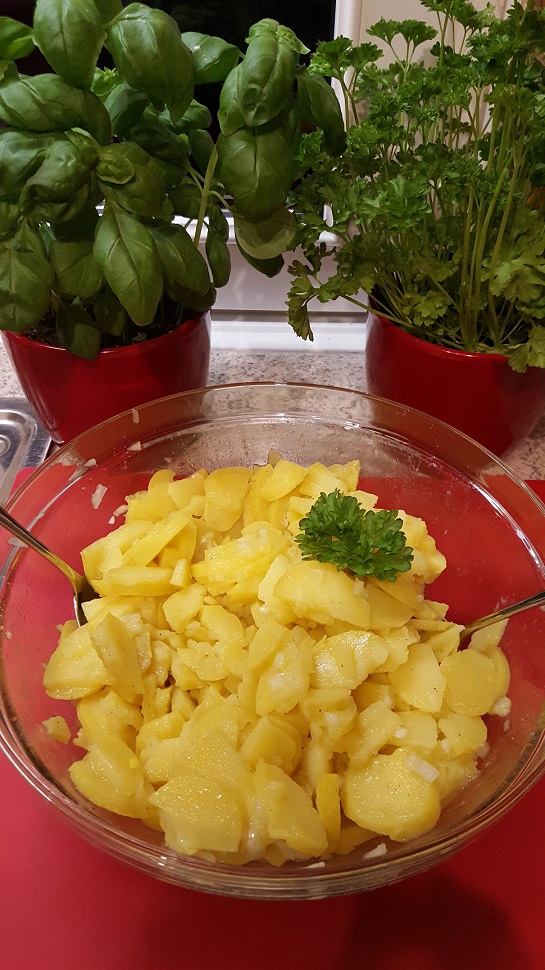 Veganer Kartoffelsalat ohne viel Schnick-Schnack - nach Omas Originalrezept